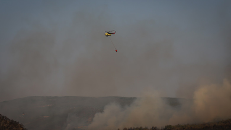 Incendii puternice de vegetatie in Antalya, regiune in care multi romani se afla in vacanta. Mai multe localitati au fost evacuate Imagine