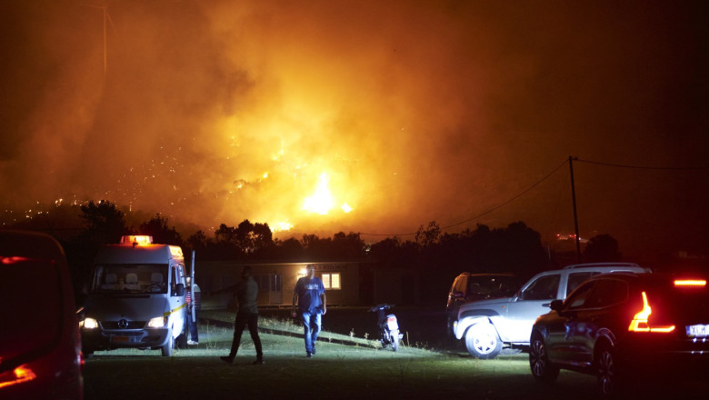 Incendii puternice de vegetatie pe insula greceasca Evia. Peste 1.000 de hectare parjolite, zeci de localnici evacuati Imagine