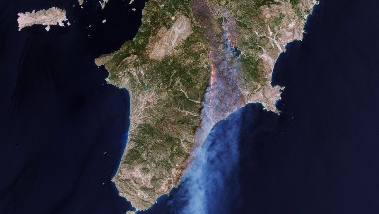 Incendiile din Rodos se vad din spatiu. Localnicii care si-au lasat casele in calea flacarilor striga dupa ajutor Imagine