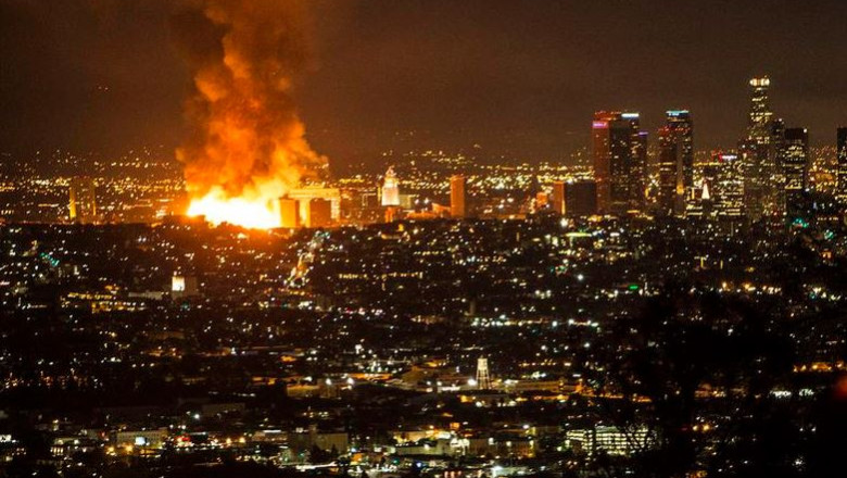 Incendiu de amploare in Los Angeles: un complex rezidential a fost mistuit, iar doua autostrazi au fost inchise Imagine