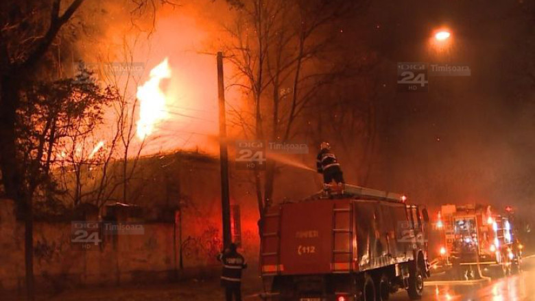Incendiu de proportii in fosta cazarma militara de pe strada Popa Sapca din Timisoara Imagine