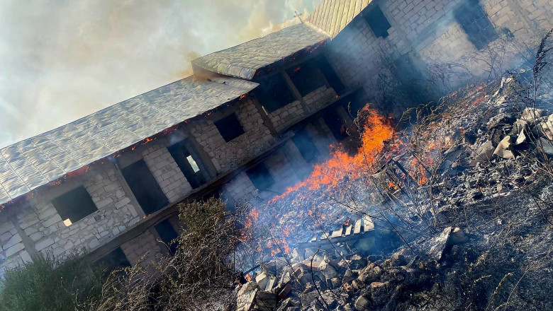 Incendiu de proportii la Manastirea Delta Neajlovului. Acoperisul chiliilor a ars de la un foc in aer liber Imagine