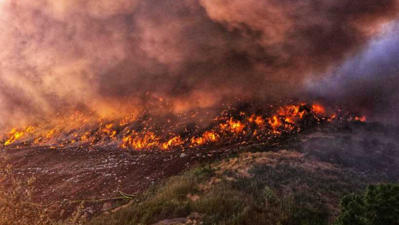 Incendiu de proportii la o groapa de deseuri din Dambovita: a fost emis mesaj Ro-Alert. Interventie dificila a pompierilor Imagine