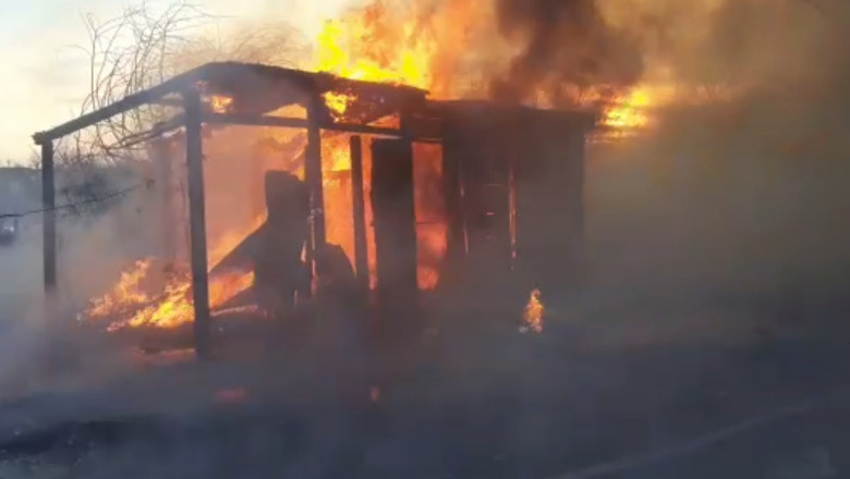Incendiu de vegetatie extins la un bloc de locuinte din Barlad. Zeci de oameni au fugit din calea flacarilor Imagine