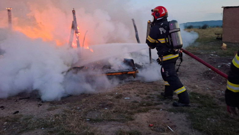 Incendiu devastator in Bihor. Un bebelus de 8 luni a murit ars de viu, parintii s-au autoevacuat. De la ce a izbucnit focul Imagine