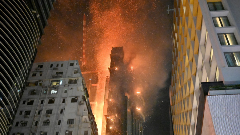 Incendiu devastator in Hong Kong. Un zgarie-nori de 42 de etaje a luat foc in intregime Imagine