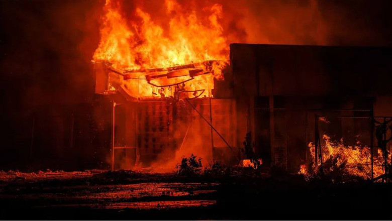 Incendiu devastator in Insulele Marshall. Cladirea Parlamentului a fost mistuita de flacari Imagine