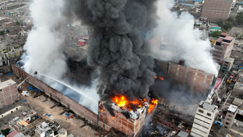 Incendiu devastator in Lima: Centrul istoric al capitalei peruane a fost devastat de flacari Imagine