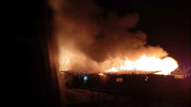 Incendiu devastator intr-o gospodarie din Neamt: Zeci de tone de furaje si cereale au ars. Pompierii au intervenit timp de sase ore Imagine