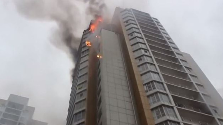 Incendiu devastator intr-un bloc de 25 de etaje din Rusia Imagine