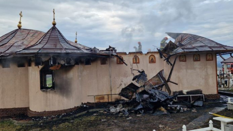 Incendiu devastator la o biserica din Bacau. Preotul paroh a ajuns la spital Imagine