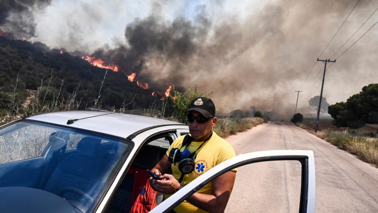 Incendiu imens in apropiere de Atena. Zeci de pompieri romani intervin sa stinga focul alaturi de cei din Grecia Imagine