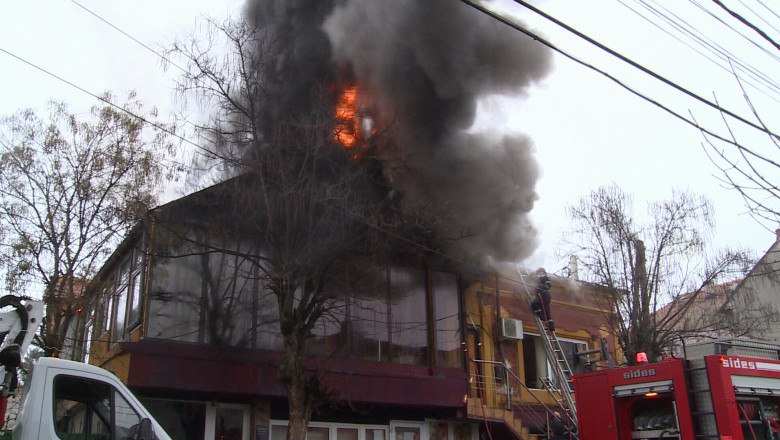 Incendiu in centrul Craiovei. Acoperisul unei locuinte a luat foc  Imagine