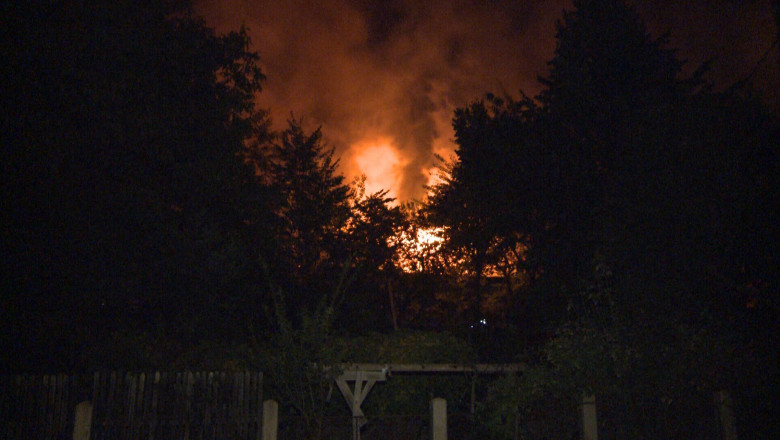 Incendiu in Tg. Jiu. Acoperisul unei case nationalizate a luat foc Imagine