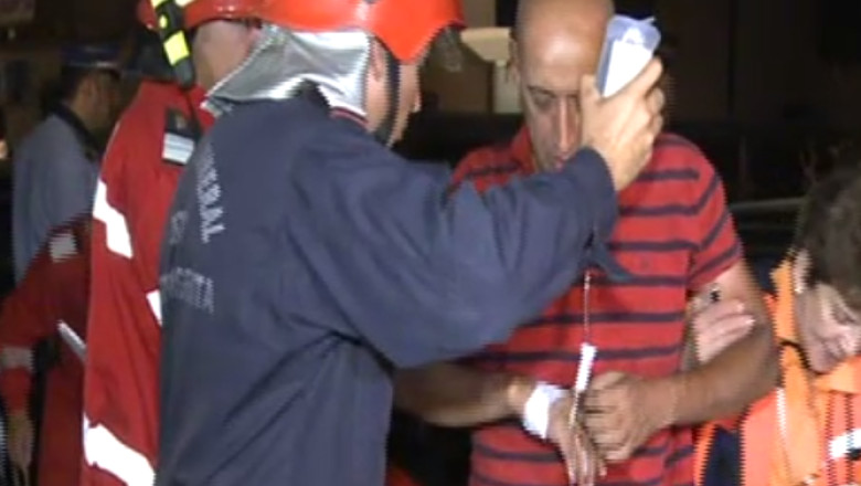 Incendiu intr-un bloc din sectorul 2. Patru persoane au ajuns la spital intoxicate cu fum Imagine