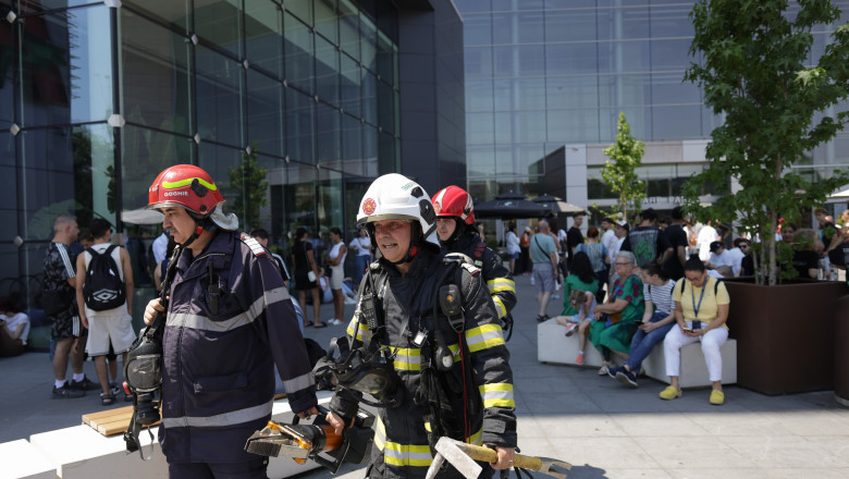 Incendiu la acoperisul mall-ului AFI Cotroceni din Bucuresti. Mii de clienti au fost evacuati: o persoana a fost blocata in lift Imagine