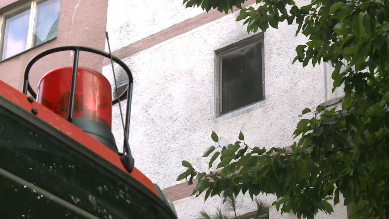 Incendiu la Arad. Locatarii unui bloc, evacuati din cauza fumului dens Imagine
