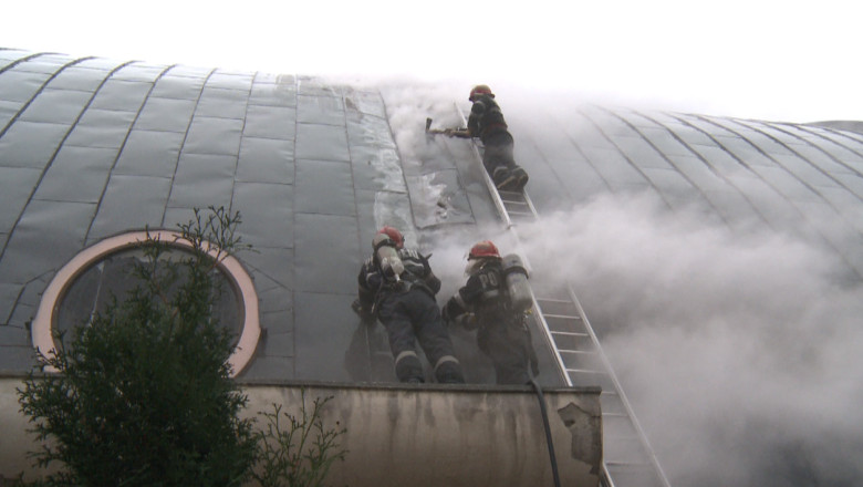 Incendiu la Ateneul Tatarasi. Angajatii au fost evacuati, dupa ce acoperisul cladirii a luat foc Imagine