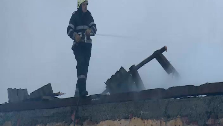 Incendiu la fostul CAP din Halchiu. Focul ar fi fost provocat de o soba improvizata Imagine