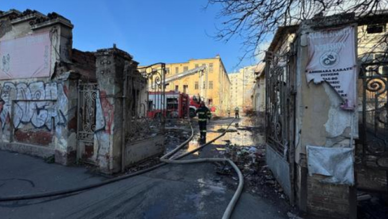 Incendiu la o cladire a Liceului Timpuri Noi din Bucuresti. Intervin zece autospeciale ale pompierilor Imagine