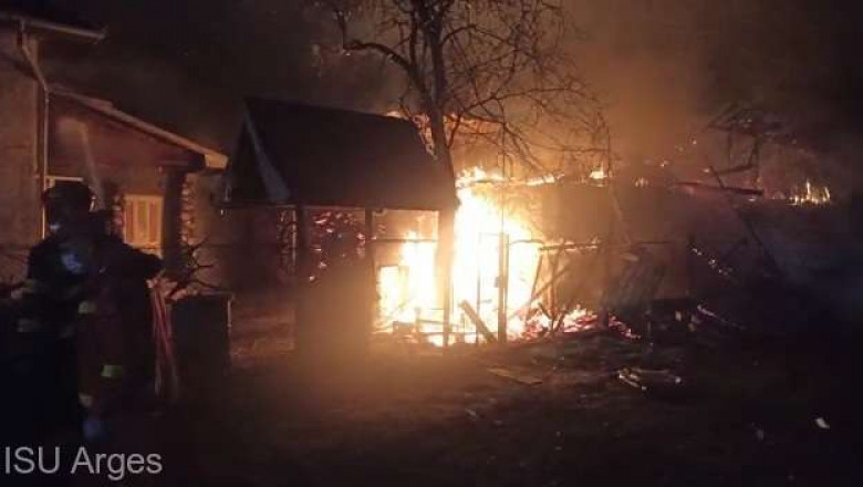 Incendiu la o fabrica de peleti din Arges. A ars o hala de 200 de metri patrati Imagine