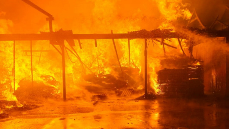 Incendiu la o fabrica de sicrie din judetul Bihor. Interventie de peste 8 ore a pompierilor Imagine
