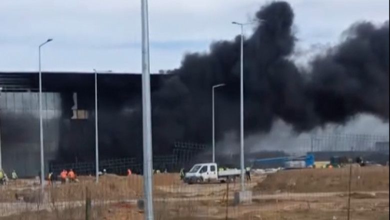 Incendiu la o hala a aeroportului din Craiova, unde au ars materiale de constructie Imagine