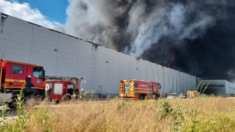 Incendiu la o hala din incinta unui parc logistic situat la km 23 al Autostrazii A1. Pompierii intervin cu 14 autospeciale Imagine