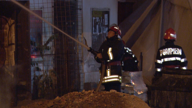 Incendiu la o vila din Iasi. Patru autospeciale au fost trimise sa intervina Imagine