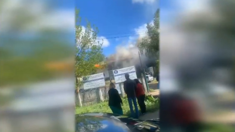 Incendiu la sediul unei primarii din Dolj: Arde acoperisul cladirii. Planseul s-a prabusit in doua camere Imagine