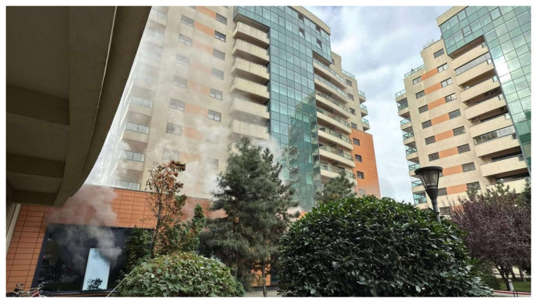 Incendiu la subsolul unui bloc din sectorul 6, unde functioneaza un centru spa. Zeci de oameni, evacuati Imagine