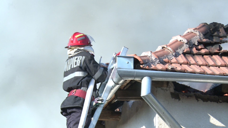 Incendiu la Timisoara dupa o zi caniculara: acoperisuri distruse de flacari, pagubele sunt mari Imagine