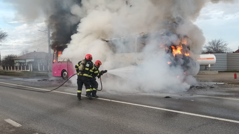 Incendiu la un autocar plin cu pasageri. Vehiculul a luat foc in mers, in dreptul unei statii GPL din Neamt Imagine