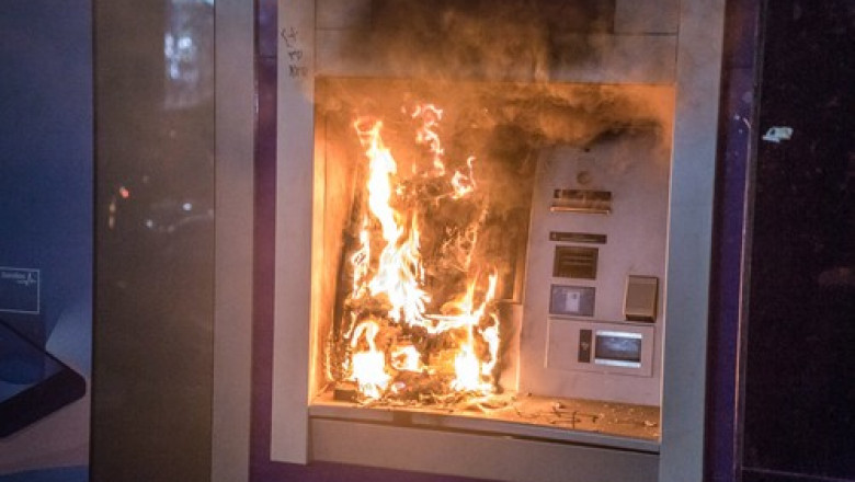 Incendiu la un bancomat din Medias, provocat de hoti: Au ars toti banii din interior Imagine