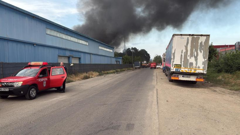 Incendiu la un depozit din sectorul 6 al Capitalei. Pompierii lucreaza la stingerea ultimelor focare Imagine
