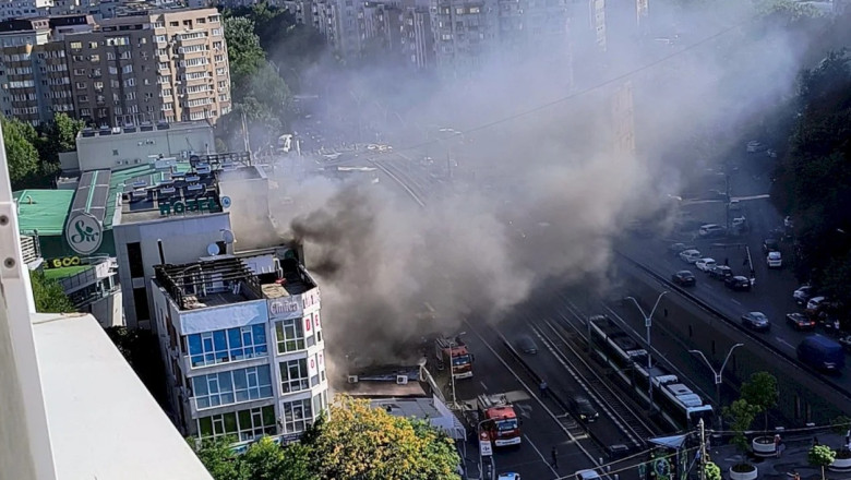 Incendiu la un magazin de langa Pasajul Lujerului, in Capitala. Flacarile s-au extins la fatada si terasa hotelului Sir Imagine