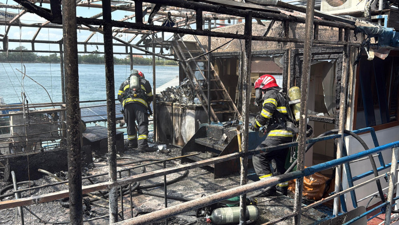 Incendiu la un ponton dormitor amplasat pe faleza din Tulcea. Flacarile s-au extins la barcile din apropiere Imagine