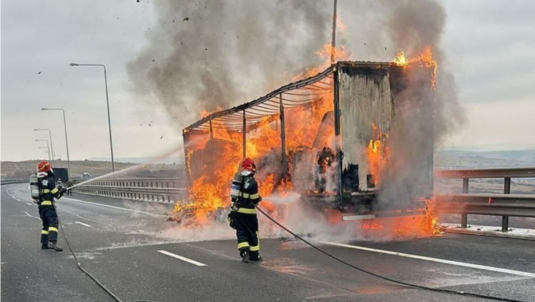 Incendiu pe A1: Un camion incarcat cu carton presat a luat foc Imagine