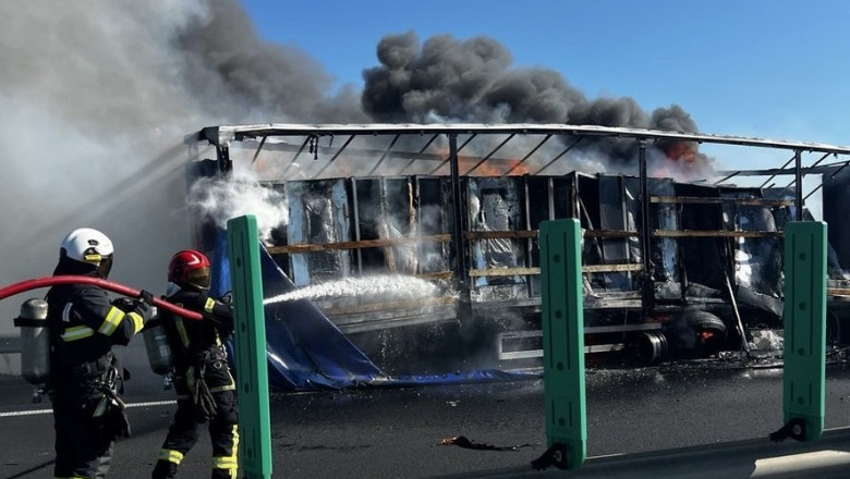 Incendiu pe autostrada A1. A luat foc un autotren incarcat cu frigorifice