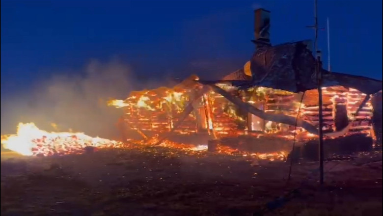 Incendiu pe Varful Vladeasa: cabana si statia meteo, cuprinse de flacari. Pompierii incearca sa protejeze rezervorul de combustibil Imagine