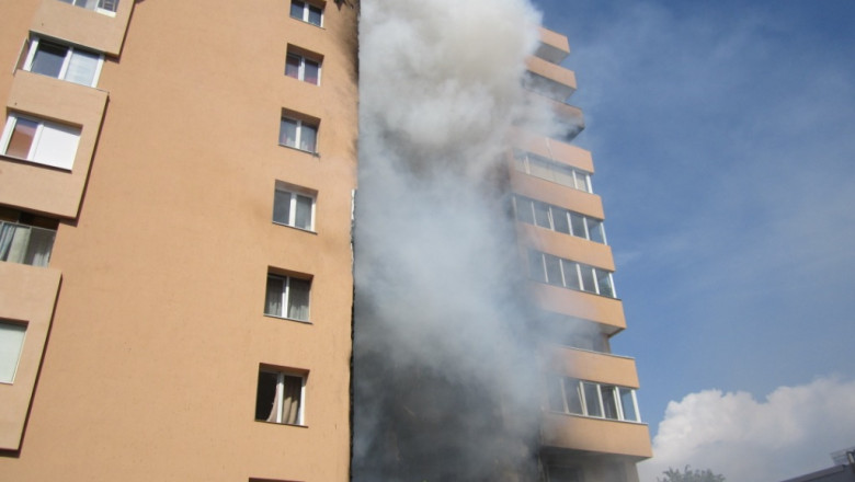 Incendiu provocat de o mana criminala in Blocul Pensionarilor din Oradea Imagine