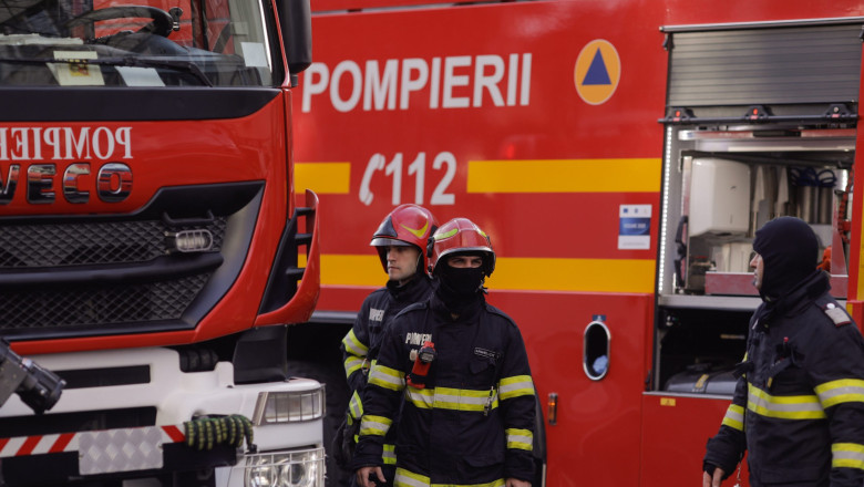 Incendiu puternic de vegetatie uscata, extins la un parc auto din Buzau. Ard trei TIR-uri si doua microbuze Imagine