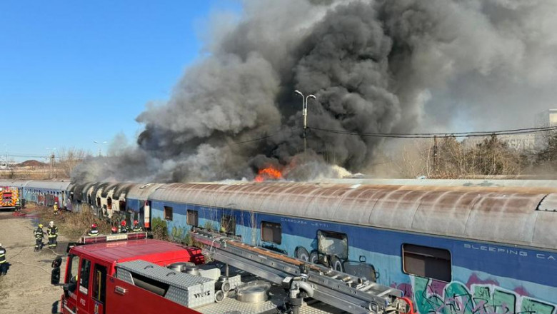 Incendiu puternic in Bucuresti: Au ars mai multe vagoane dezafectate, in zona de triaj dintre Gara Basarab si Podul Grant Imagine