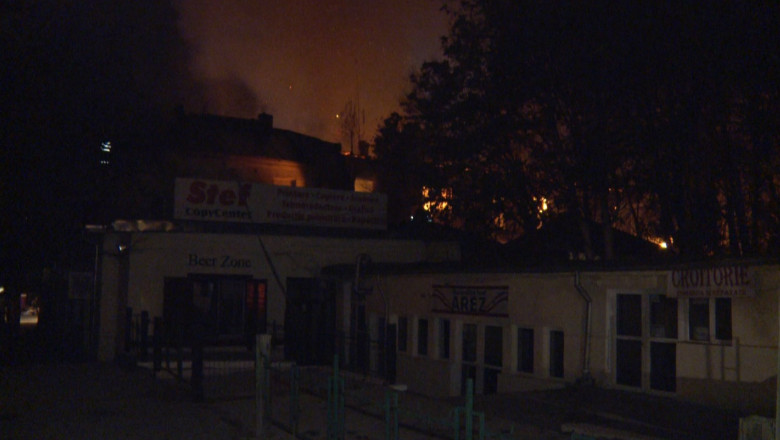 Incendiu puternic in centrul istoric din Iasi. Pompierii s-au luptat cinci ore cu flacarile la cinematograful Tineretului Imagine