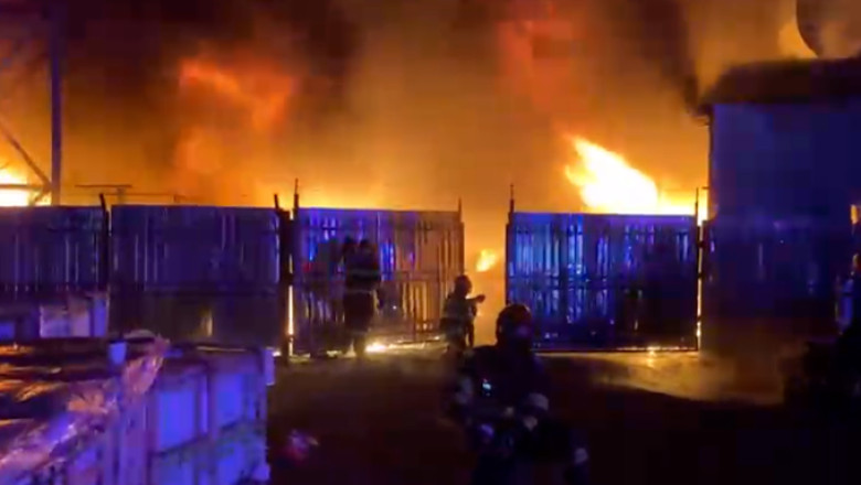 Incendiu puternic in curtea unui centru comercial din Cluj-Napoca. Clientii au fost evacuati Imagine