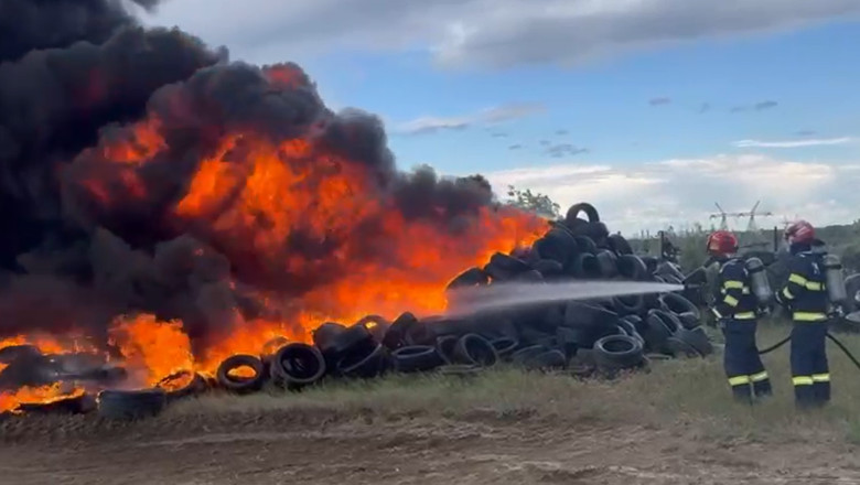 Incendiu puternic in Galati: 500 de anvelope cuprinse de flacari. A fost emis mesaj RO-Alert din cauza fumului dens Imagine
