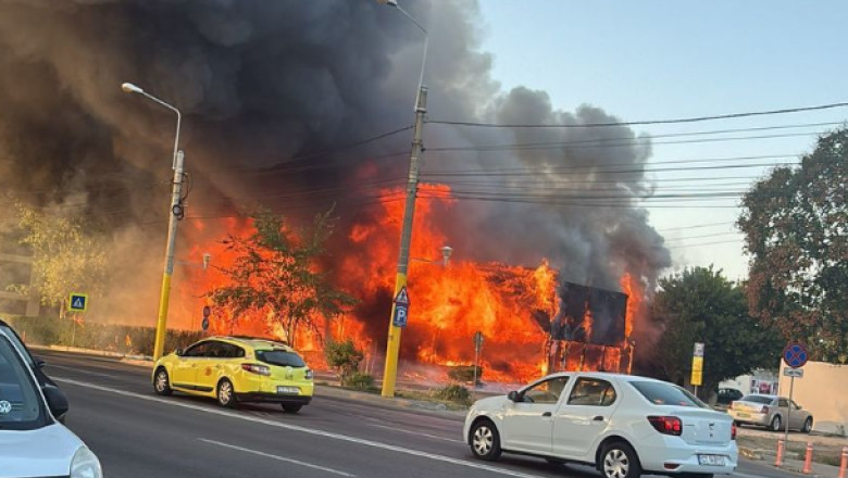 Incendiu puternic in Mamaia. A ars un fost club Imagine