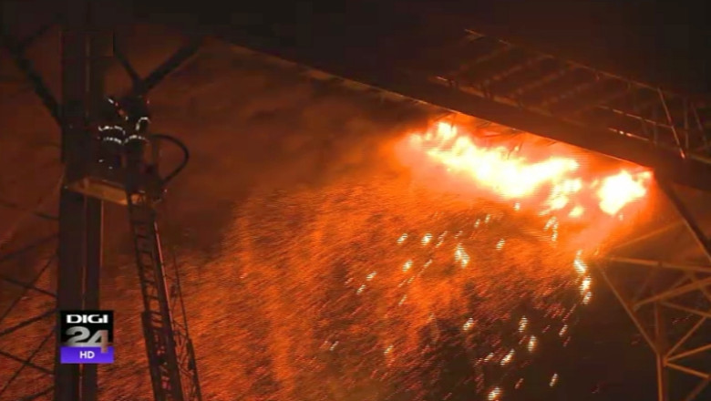 Incendiu puternic in Portul Constanta la un siloz de cereale. Pompierii s-au luptat aproape doua ore cu flacarile Imagine