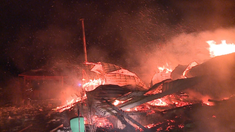 Incendiu puternic in satul Paun din Iasi Imagine