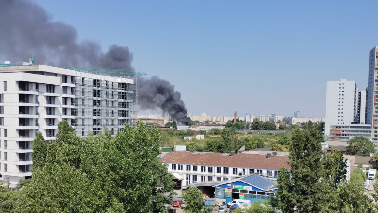 Incendiu puternic in Sectorul 2 din Bucuresti. Un service auto a fost cuprins de flacari. Doua persoane intoxicate cu fum Imagine